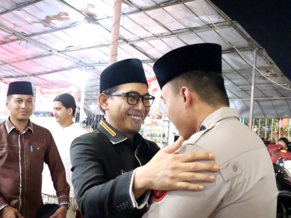 BERI SELAMAT: Ketua LPTQ Kota Binjai Binjai, Hasanul Jihadi saat mengucapkan selamat kepada Bripda Garal Habibi.(Diskominfo Binjai/Sumut Pos)