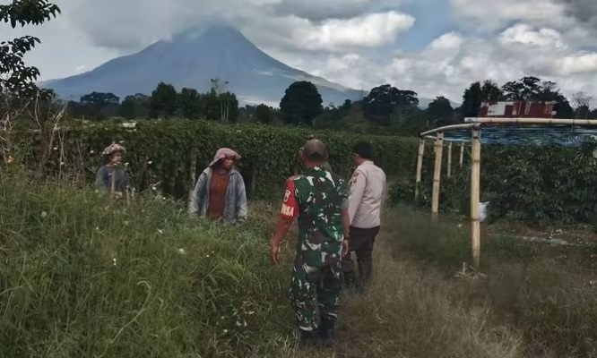 PATROLI: Personel TNI-Polri melakukan patroli di kawasan zona merah gunung Sinabung.