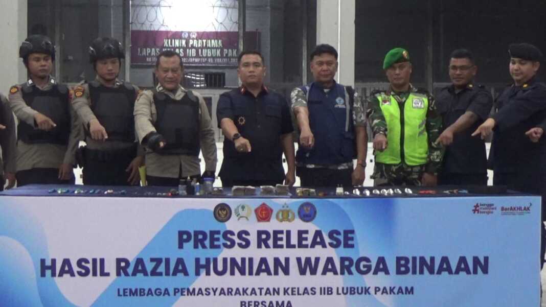 Kalapas Lubukpakam Hakim Sajaya bersama tim gabungan saat mengamankan barang-barang dari warga binaan, Senin (21/9) malam sekira pukul 20.00 WIB.
