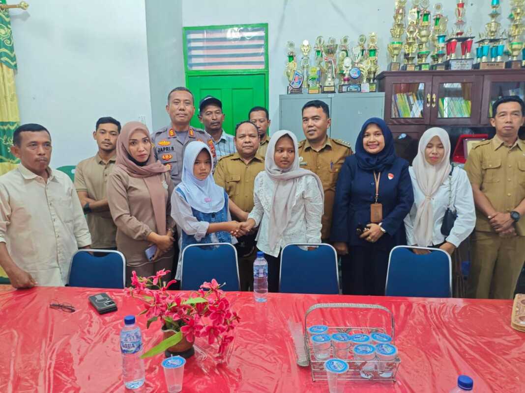 Kapolsek Perbaungan AKP Japri B Simamora SH MH dan Camat Pegajahan Sukma Permana SE MSi, Kades Jatimulyo Suyanto, Kades Bengabing Sunawar, serta Kepala Sekolah SMPN 1 Pegajahan Antoni Ritonga saat mediasi. ( fad).