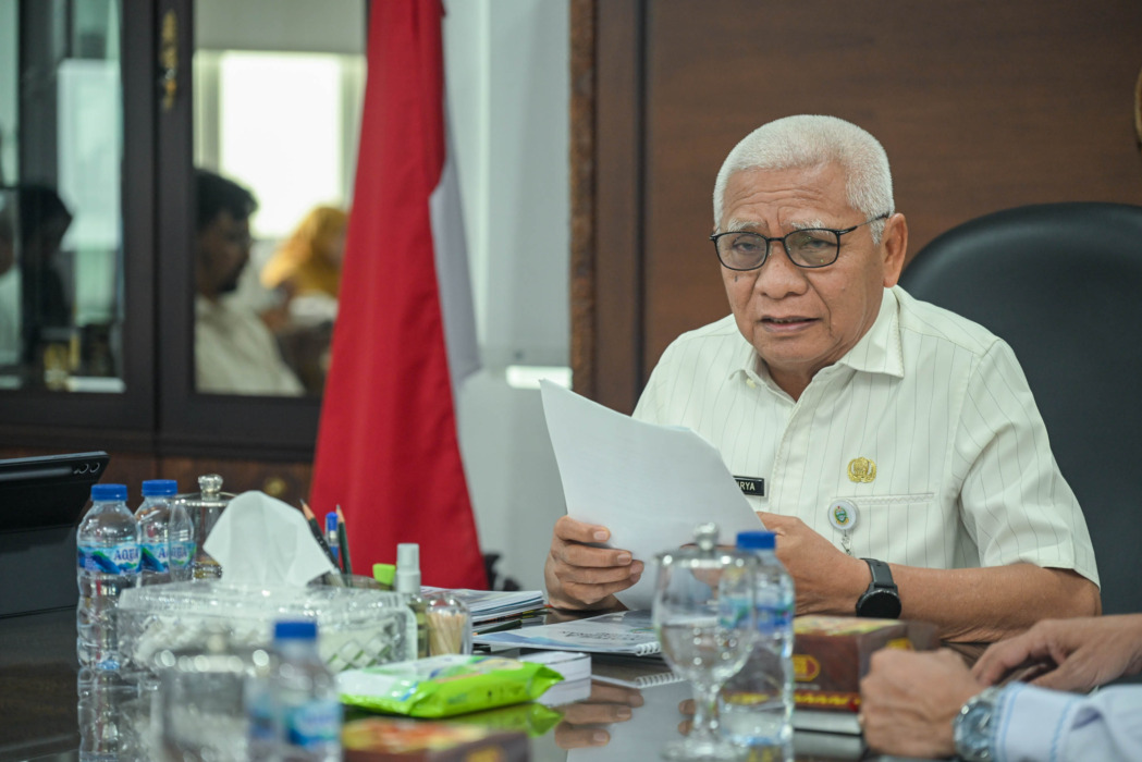 RAPAT: Wakil Gubernur Sumut Surya memimpin Rapat Akselerasi Percepatan Target Realisasi Pendapatan Asli Daerah (PAD) Semester II Tahun 2026 di Ruang Kerja Wakil Gubernur Sumut, lantai 9 Kantor Gubernur Sumut, Jalan Diponegoro No. 30, Medan, Rabu (23/9). (Foto : Dinas Komunikasi dan Informatika Provinsi Sumut)
