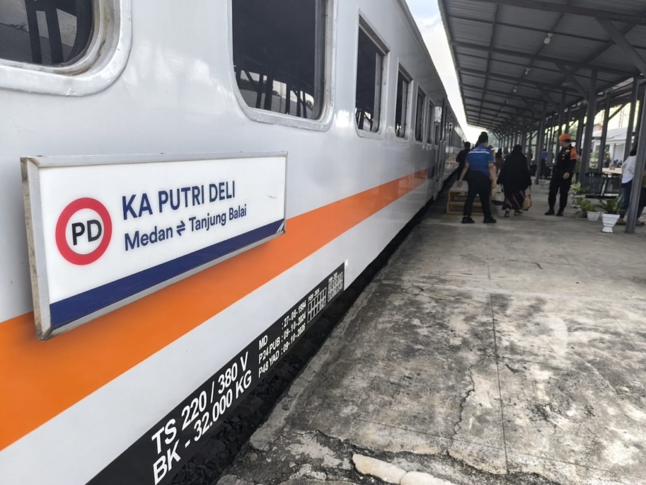 BERHENTI: KA Putri Deli saat di Stasiun Tanjungbalai. PT KAI (Persero) Divisi Regional I Sumut menegaskan bahwa KA Putri Deli relasi Stasiun Medan – Stasiun Tanjungbalai tidak mengalami tergelincir.(PT.KAI Divre I Sumut)