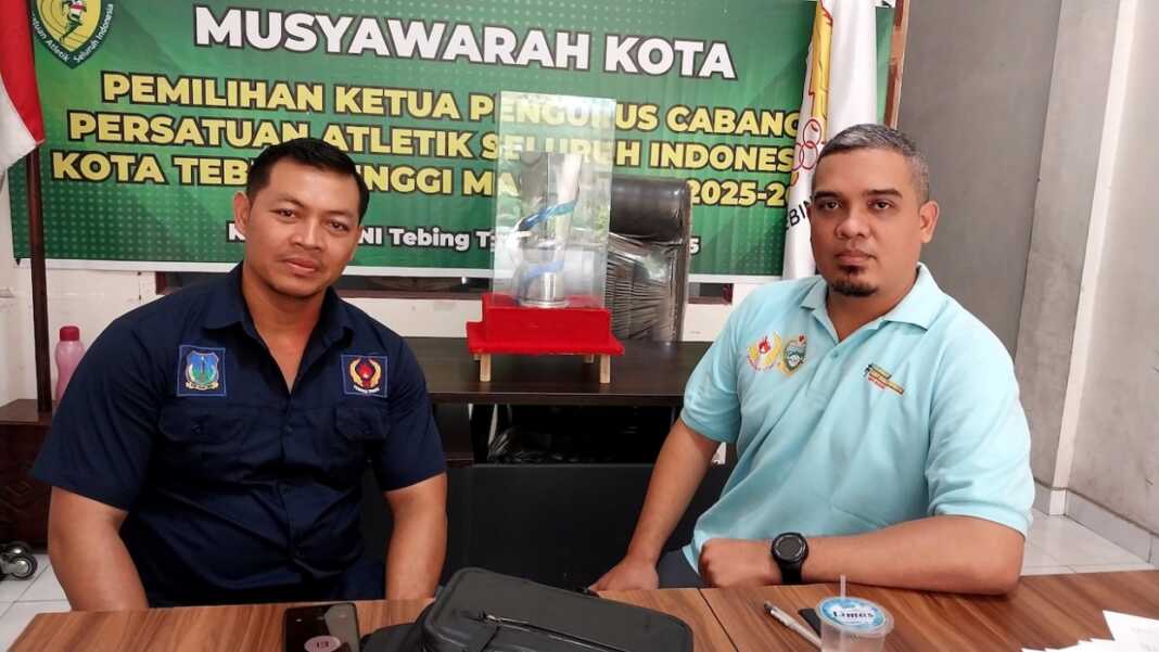 Ketua KONI Tebingtinggi Aulia Pitra bersama Sekum Antoni Sikumbang saat ditemui di Kantor KONI Tebingtinggi Jalan Sudirman, Kecamatan Rambutan. (Azan Purba/sumutpos).