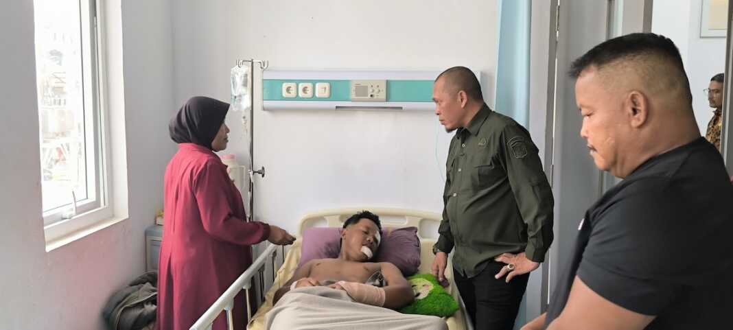 Kadis Lingkungan Hidup Kota Binjai Ahmad Yani, saat menjenguk kondisi AS di RSUD Djoelham.