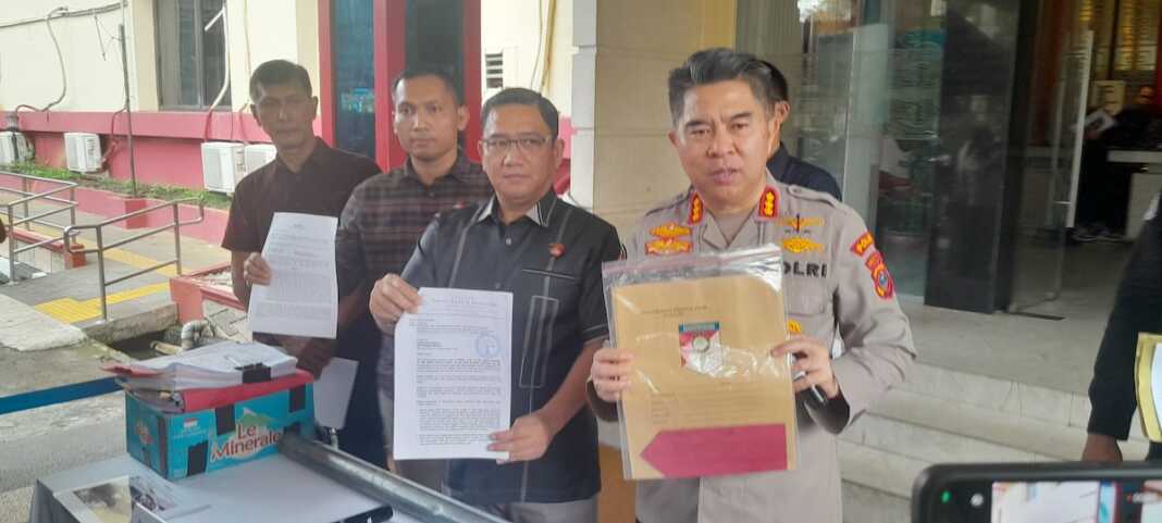 Direskrimum Polda Sumut, Kombes Cornelis H Simanjuntak didampingi Kabid Humas Polda Sumut Kombes Pol Ferry Walintukan saat Konpres terkait kasus DT di Polda Sumut, Kamis (24/9) sore. Dewi Syahruni Lubis/Sumut Pos.