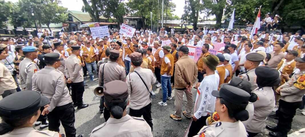 UNJUK RASA: Ratusan massa yang tergabung dalam SP BUN PTPN IV Regional I menggelar aksi unjuk rasa damai di depan Mapolres Labuhanbatu. (fajar)