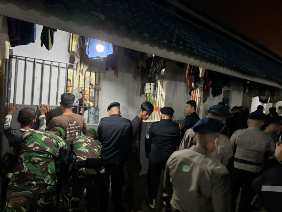 Petugas gabungan TNI, Polri, BNN dan jajaran pemasyarakatan memeriksa kamar warga binaan Lapas Kelas IIB Tebingtinggi, Kamis malam (24/9). (Azan Purba/sumutpos).