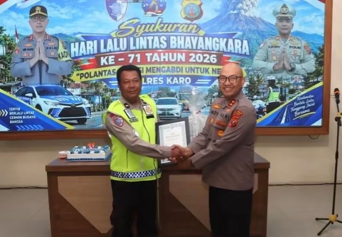 TERIMA: Aipda Bagus Sembiring menerima penghargaan dari Kapolres Karo.