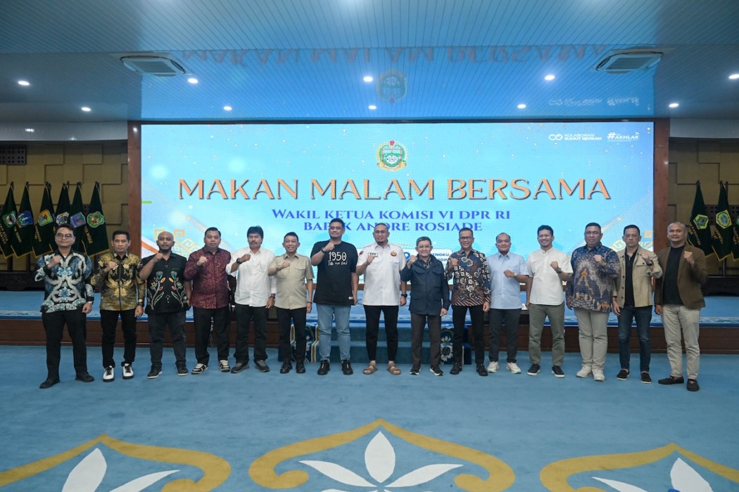FOTO BERSAMA: Gubsu Bobby Nasution foto bersama Wakil Ketua Komisi VI DPR RI Andre Rosiade dan Asosiasi Pengembang Perumahan Sumut di Aula Tengku Rizal Nurdin, Rumah Dinas Gubernur Sumut, Jalan Sudirman No. 41, Medan, Sabtu Malam (26/9/2026). (Foto : Dinas Komunikasi dan Informatika Provinsi Sumut)