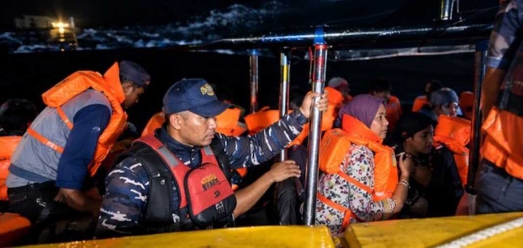 Sebanyak 21 penumpang KM Anugerah Jaya berhasil dievakuasi dalam keadaan selamat setelah kapal yang mereka tumpangi mengalami gangguan mesin di Perairan Aceh Singkil, Sabtu (26/9).(Dok : Dispen Kodaeral I).