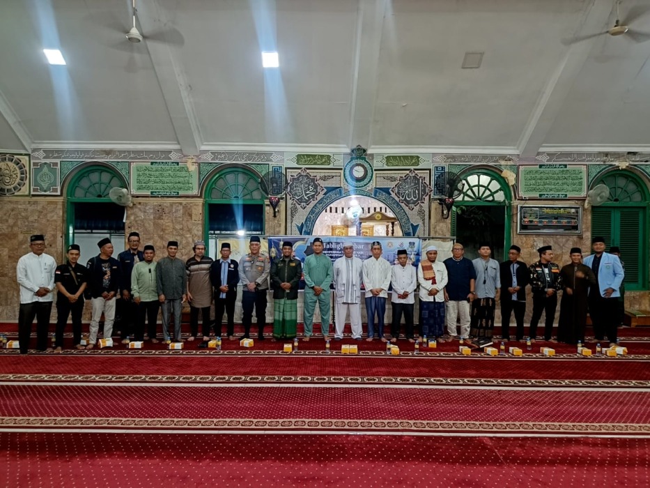 BERSAMA: Pengurus Karang Taruna Kota Tebingtinggi bersama jajaran undangan dan tokoh masyarakat berfoto bersama usai Tabligh Akbar memperingati HUT ke-66 Karang Taruna sekaligus Maulid Nabi Muhammad SAW 1448 H, Sabtu (26/9). (Azan Purba/sumutpos).