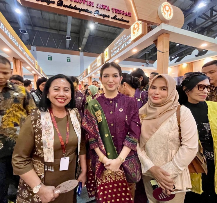 Ketua Dekramasda Kabupaten Dairi Rita Puspita Situmorang didampingi Kadis Perindagkop Fatimah Boangmanalu, foto bersama dengan istri Wakil Presiden Selvy Abanda disela menghadiri pameran Kriyanusa 2026 di Jakarta International Convention Center (JICC), Sabtu (26/9).(dok RUDY SITANGGANG/SUMUT POS).