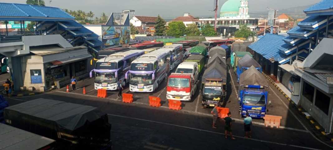 PADAT LAGI: Armada truk logistik dan kendaraan pribadi memadati kantung parkir di dalam Pelabuhan ASDP Ketapang, Banyuwangi, kemarin (27/9).