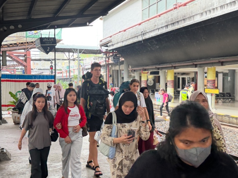 KERETA API: Penumpang kereta api bergegas naik ke gerbong kereta api: PT Kereta Api Indonesia (Persero) memperingati 81 tahun perjalanan perkeretaapian Indonesia pada 28 September 2026.(PT. KAI Divre I Sumut)