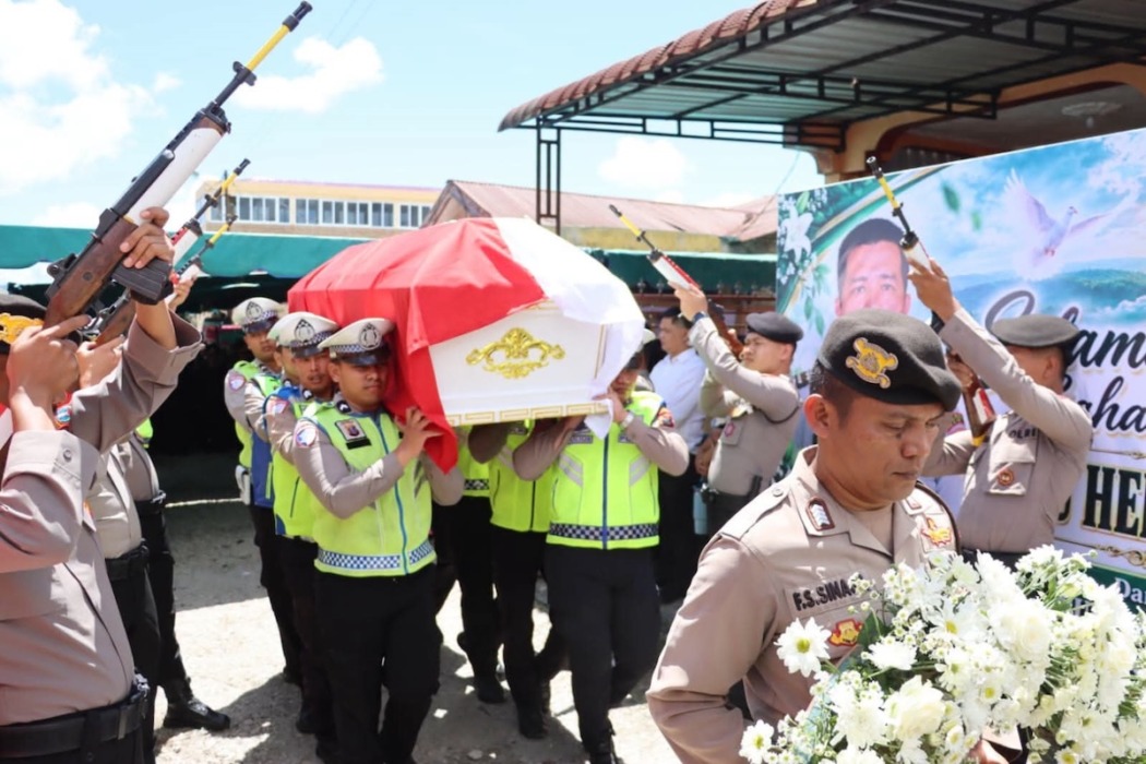 Personel Satlantas Polres Dairi mengangkat peti jenazah Aiptu Herbin Silaen yang gugur saat membantu korban kebakaran di Sidikalang, Jumat (25/9) untuk dimakamkan di Kabupaten Simalungun.RUDY SITANGGANG/SUMUT POS.