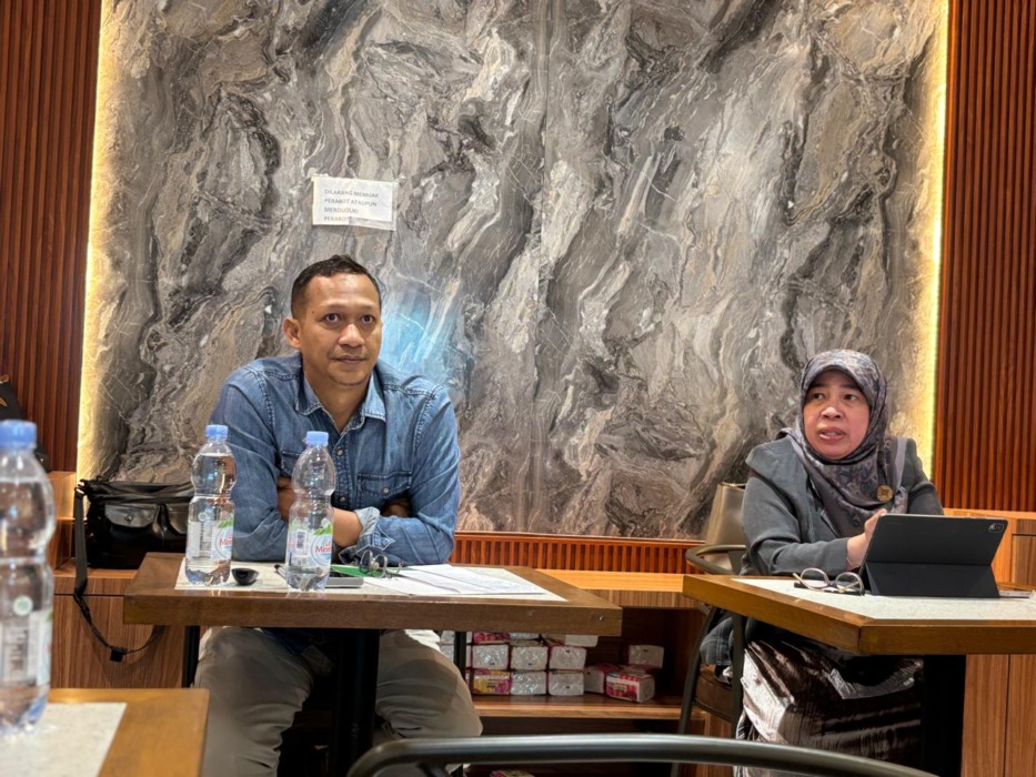 WORKSHOP: Kepala BPJS Kesehatan Cabang Medan Yasmine Ramadhana (kanan) bersama Ketua Divisi Advokasi, Sosialisasi dan Advokasi Komisi Informasi Provinsi Sumut Dedy Ardiansyah.