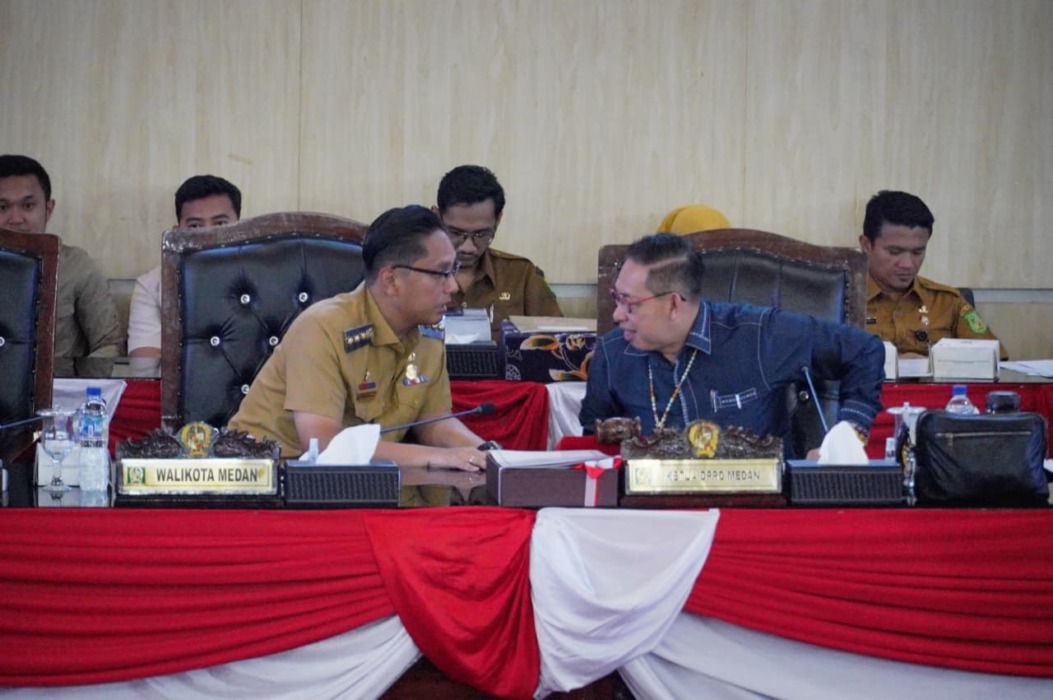 PARIPURNA: Wali Kota Medan Rico Waas saat menghadiri Rapat Paripurna DPRD Kota Medan dengan agenda Penyampaian Laporan Raker DPRD Kota Medan Tahun 2026, Senin (28/9/2026).