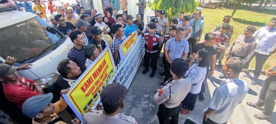 GELAR AKSI: Ratusan massa yang mengaku sebagai petani bersengketa agraris dengan PT Belungkut menggelar aksi di depan Kantor Pengadilan Negeri (PN) Rantauprapat, Senin (28/9) (fajar)