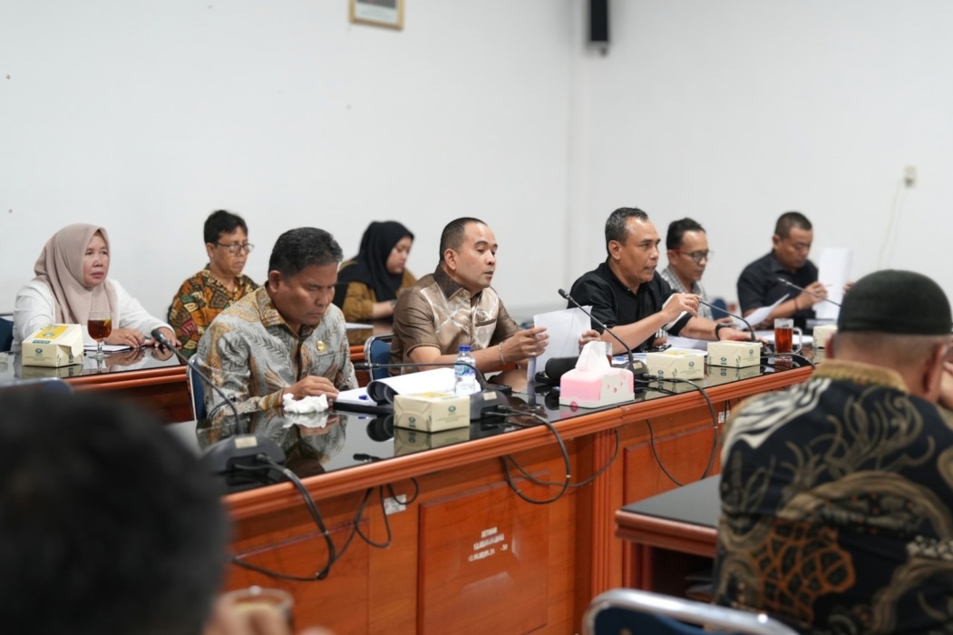 Wakil Ketua DPRD sekaligus Koordinator Banggar DPRD Deliserdang, H Hamdani Syahputra saat rapat yang dihadiri Ketua DPRD Deliserdang Zakky Shahri dan Wakil Ketua Kuzu Serasi Tarigan.