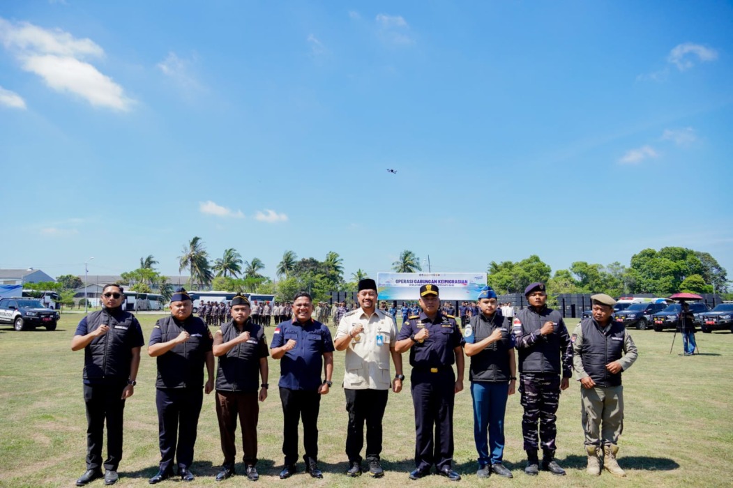BERSAMA: Bupati Batubara Dr H Baharuddin Siagian SH MSi CLA bersama Kakanwil Direktorat Jenderal Imigrasi Sumatera Utara, Dr Parlindungan SH MH, Kepala Kantor Wilayah Direktorat Jenderal Bea dan Cukai Sumatera Utara, Rudy Rahmaddi,dan Unsur Forkompinda Batubara dan Instansi vertikal terkait saat Apel Bersama Operasi Gabungan di Perairan Batubara dan Perairan Serdang Bedagai di Wilayah Provinsi Sumatera Utara, yang digelar di Lapangan Upacara PT Inalum, Kecamatan Seisuka, Senin (28/9/2026).///Foto.Komimfo.Batubara.