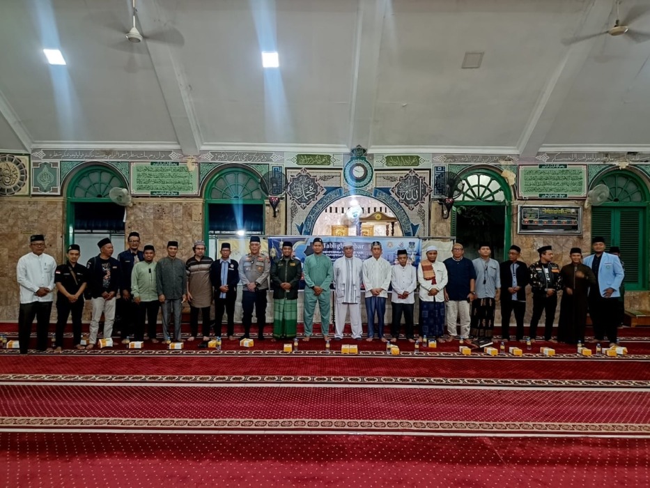 BERSAMA: Pengurus Karang Taruna Kota Tebingtinggi bersama jajaran undangan dan tokoh masyarakat berfoto bersama usai Tabligh Akbar memperingati HUT ke-66 Karang Taruna sekaligus Maulid Nabi Muhammad SAW 1448 H, Sabtu (26/9). Azan Purba/sumutpos.