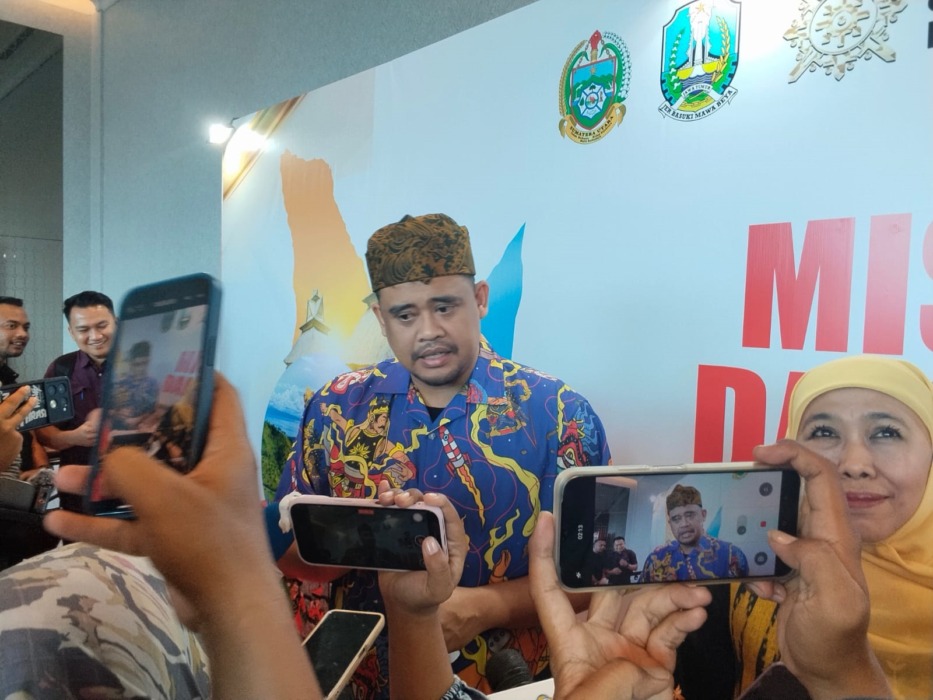 WAWANCARA: Gubsu Muhammad Bobby Afif Nasution saat diwawancarai wartawan.(Ihsan Syahreza/sumutpos)