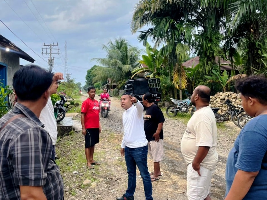 ASPIRASI: Anggota DPRD Langkat, Matthew Diemas Bastanta yang akrab disapa Teo Sinulingga saat mendengar aspirasi masyarakat. (Teo Sinulingga/Sumut Pos)