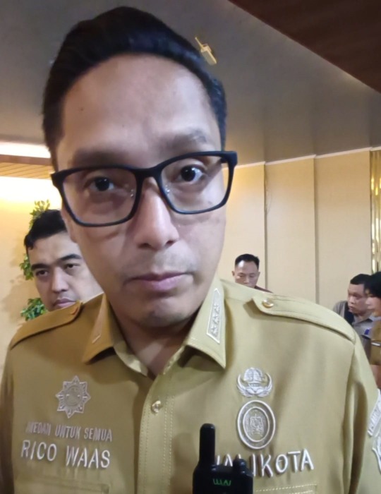 WAWANCARA: Wali Kota Medan Rico Tri Putra Bayu Waas saat diwawancarai wartawan.