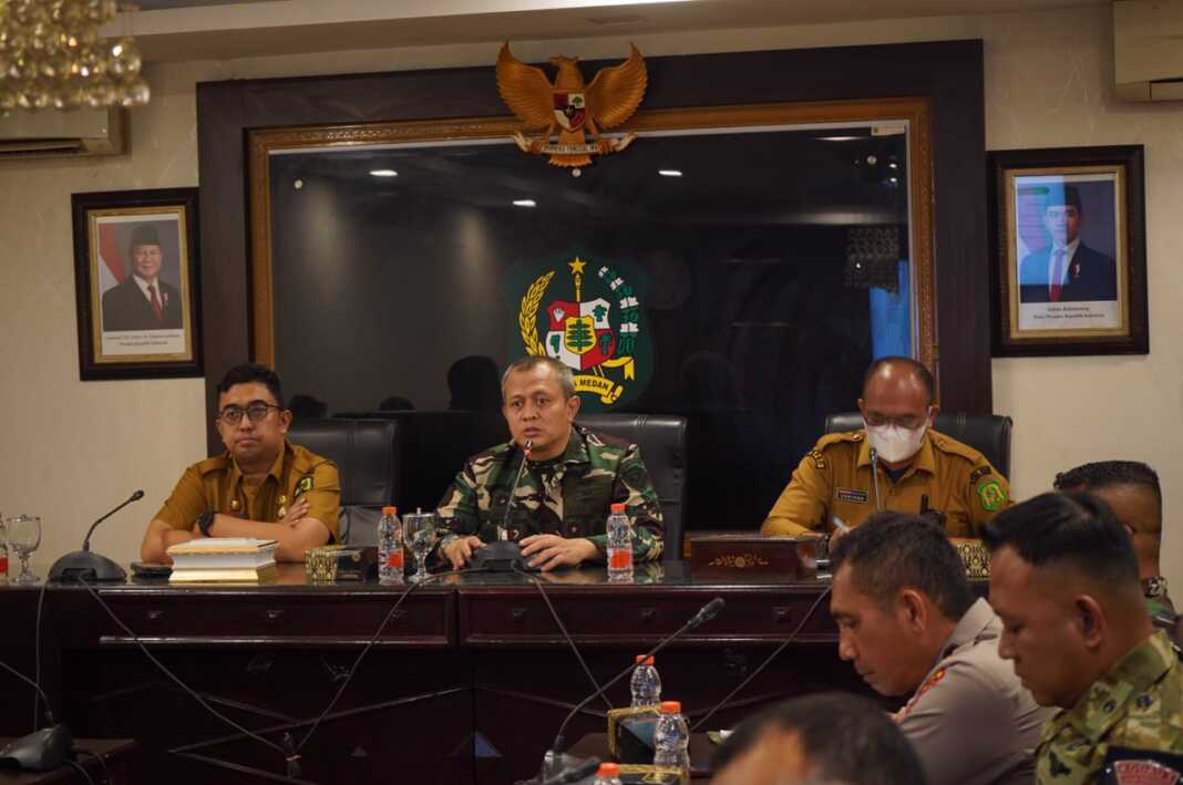 PAPARKAN: Pj. Sekda Medan Erfin Fachrurrazi paparkan perkembangan penanganan pascabencana kepada Satgas PRR.