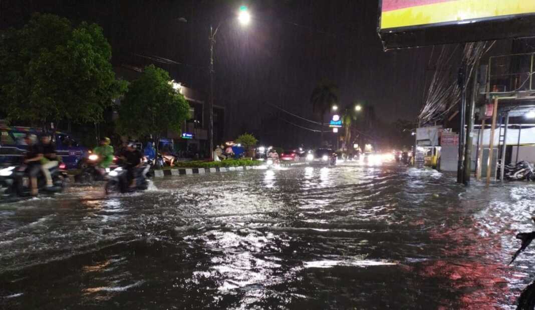 TERGENANG: Jalan Kapten Muslim tergenang saat hujan deras pada Sabtu (26/9/2026).