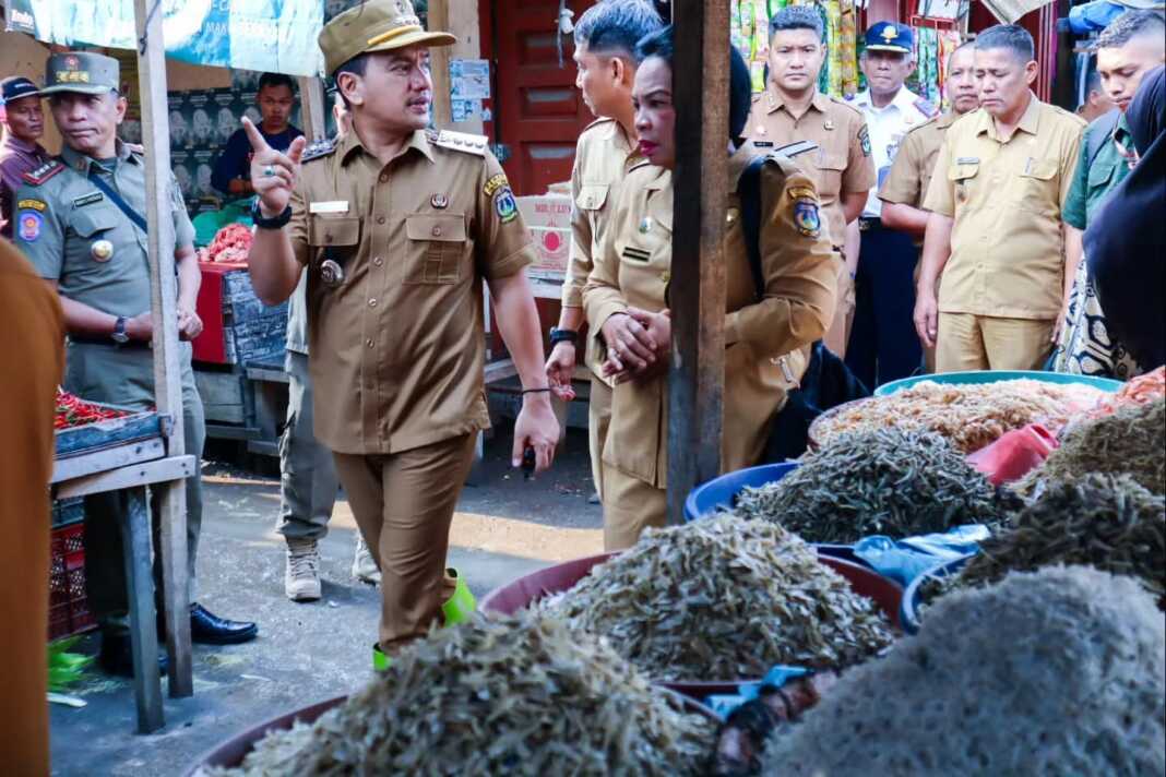 TINJAU: Wali Kota Tebingtinggi H Iman Irdian Saragih saat meninjau Pasar Sakti, Kelurahan Bandarsakti, Kecamatan Bajenis, Selasa (29/9).