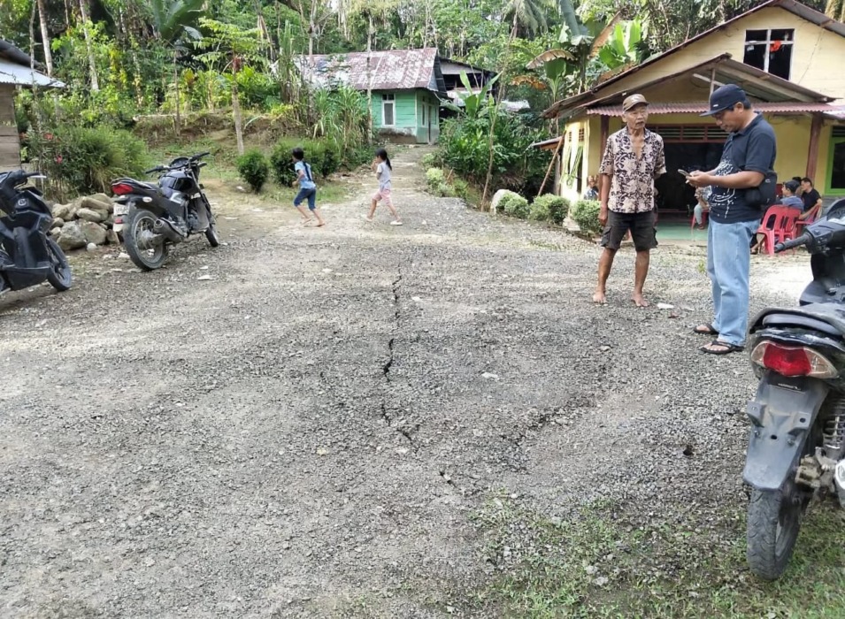RUMAH RUSAK: Kondisi rumah warga di Dusun III Onomondra, Desa Balodano, Kecamatan Mandrehe Utara, Nias Barat, yang mengalami retak pada struktur bangunan akibat longsor setelah hujan deras, Senin (28/9). Foto: Oloheta Gulo ST