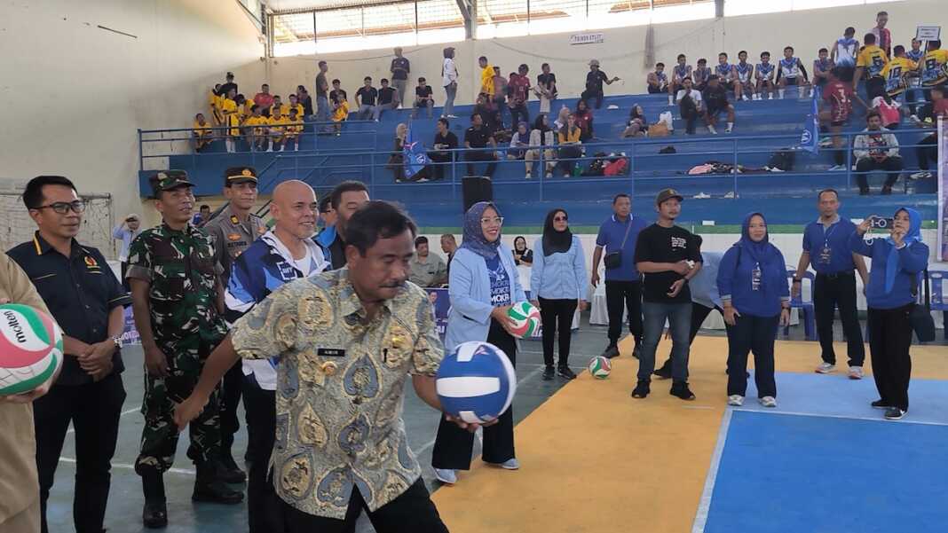 DIBUKA: Wali Kota Binjai Amir Hamzah saat mengambil servis pertama sebagai tanda Turnamen Voli Piala AHY U-15 dibuka, Kamis (3/9). (Teddy Akbari)