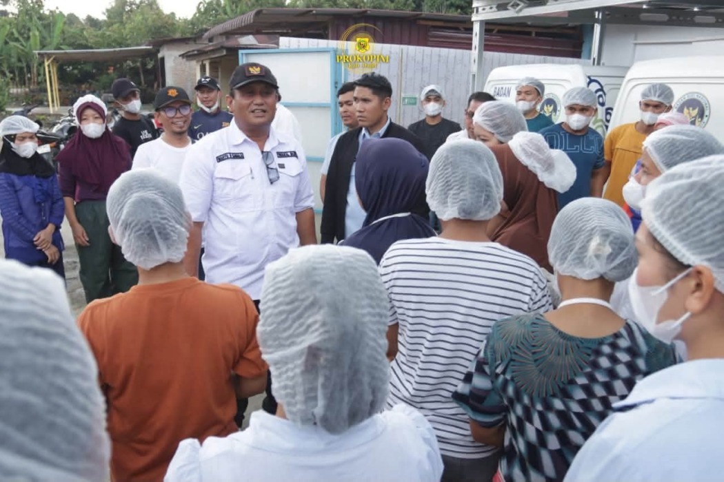 SIDAK: Ketua Satgas MBG yang juga Wakil Bupati Dairi Wahyu Daniel Sagala saat sidak ke SPPG Karya Muda di Desa Simungun.RUDY SITANGGANG/SUMUT POS.