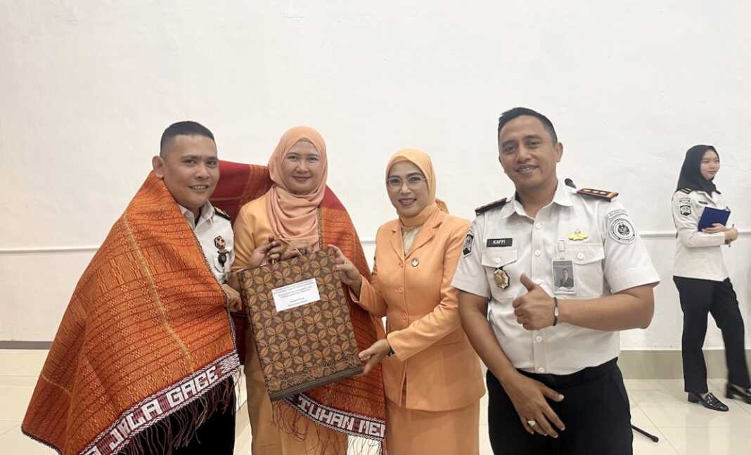 BERSAMA: Sudarno Nasution (kiri) foto bersama dengan Kalapas Binjai, Mochamad Mukaffi saat pisah sambut. (Humas Lapas Binjai/Sumut Pos)