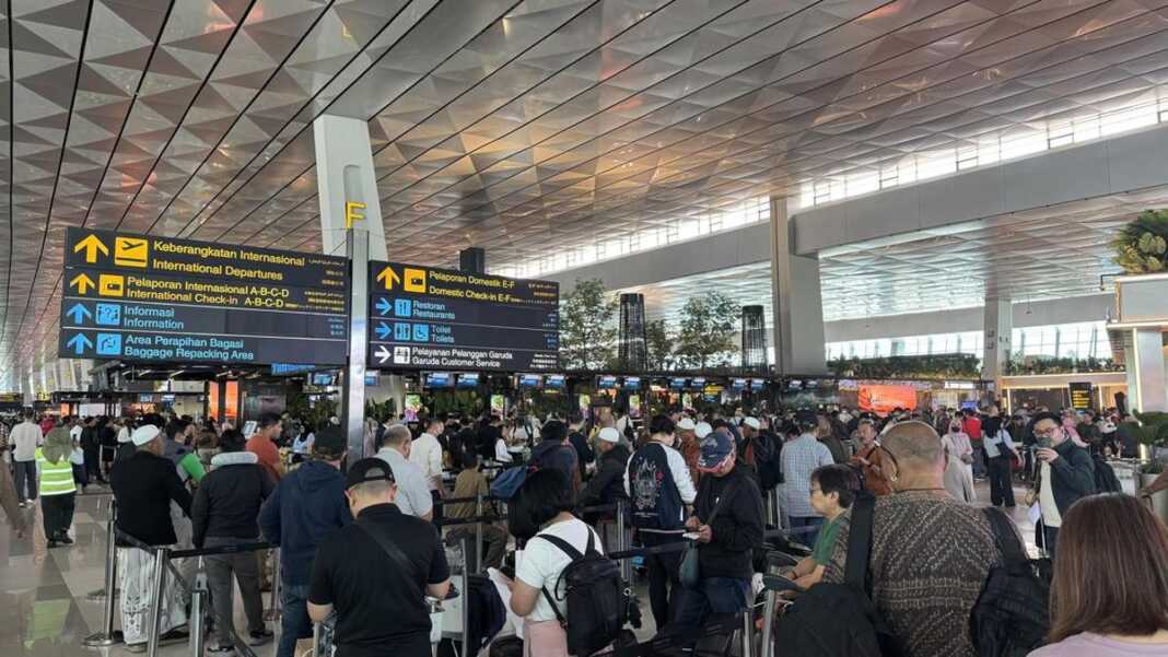 Aktivitas penerbangan di Bandara Internasional Soekarno-Hatta (Soetta) sangat terdampak setelah Gunung Anak Krakatau mengalami erupsi. Dalam kabar terbaru, bandara tersebut ditutup sementara hingga Minggu (6/9) malam pukul 23.59 WIB.