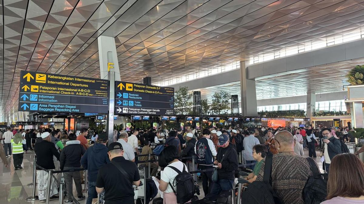 Hujan Abu Vulkanik Lumpuhkan Enam Bandara Utama, Ribuan Penumpang Antre di Kualanamu