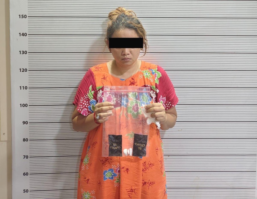 Oknum Kepling wanita berinisial FAP (41) ditangkap diduga mengedarkan pod getar dan pil ekstasi. (Dok: Polrestabes Medan).