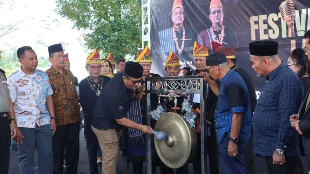Wabup Dairi Wahyu Daniel Sagala didampingi Ketua PB-LKP serta jajaran pengurus memukul gong saat membuka festival lomba cipta lagu Pakpak di gedung Nasional Dajuli Manik, Sabtu (5/9).RUDY SITANGGANG/SUMUT POS.