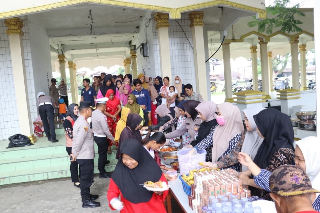 Wakapolres Labuhanbatu meninjau pelaksanaan program Warung Polri Presisi memasuki minggu ke-22 (fajar).
