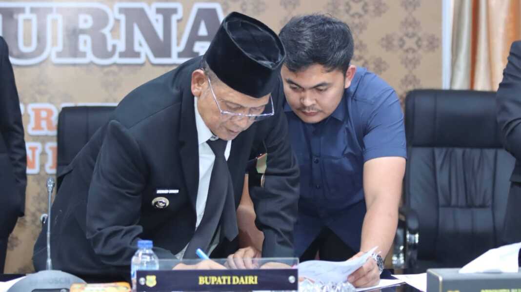 TANDA TANGAN: Bupati Dairi Vickner Sinaga menandatagani nota kesepakatan pengesahan KUA-PPAS P-APBD Dairi TA 2026.RUDY SITANGGANG/SUMUT POS.