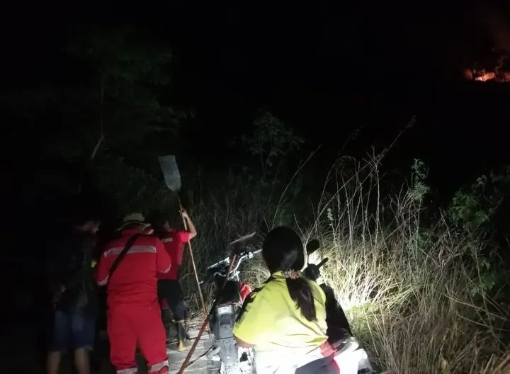API: Polisi dan masyarakat memadamkan api di perbukitan Suhi-Suhi