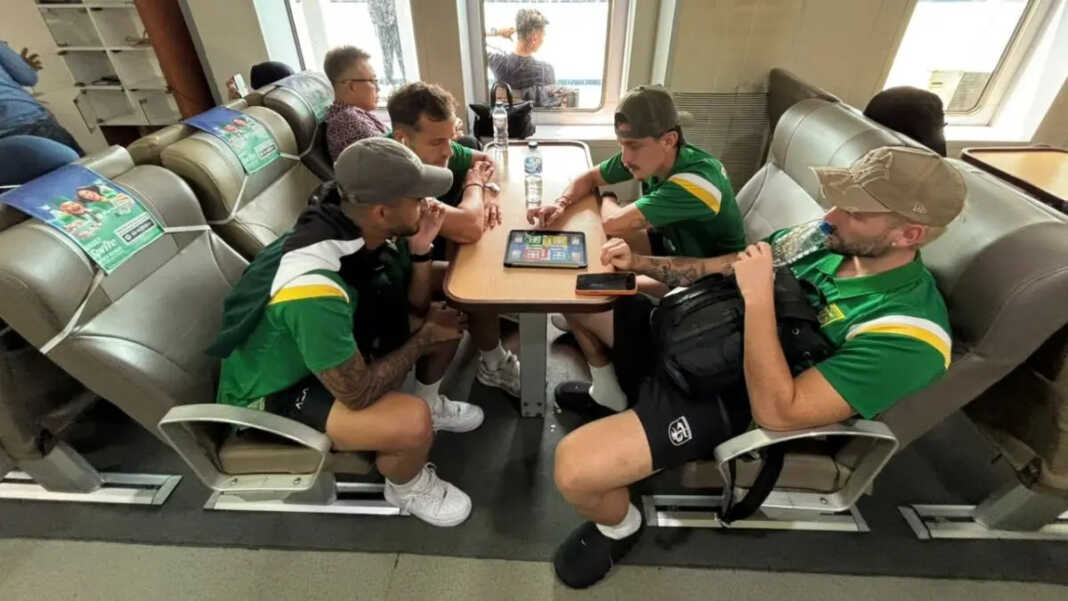 TEMPUH: Rombongan Persebaya Surabaya harus menempuh perjalanan darat, laut, dan kereta untuk kembali ke Surabaya setelah penerbangan dari Lampung terdampak erupsi Gunung Anak Krakatau. (Dok. Persebaya)