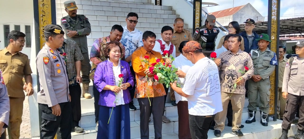 Berikan Mawar Merah untuk DPRD Karo, AMAK Desak Pansus CSR