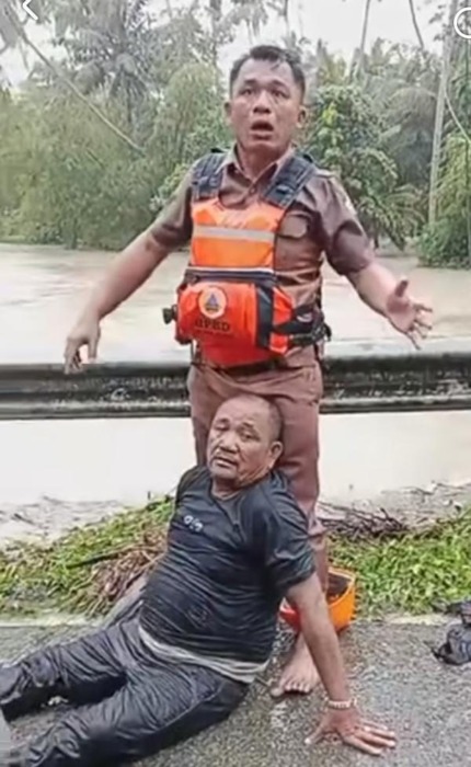 Alisama Zebua alias Galigali dalam kondisi lemah usai mendapat pertolongan, Selasa, (8/9) (Eriusman Duha/Sumut Pos).