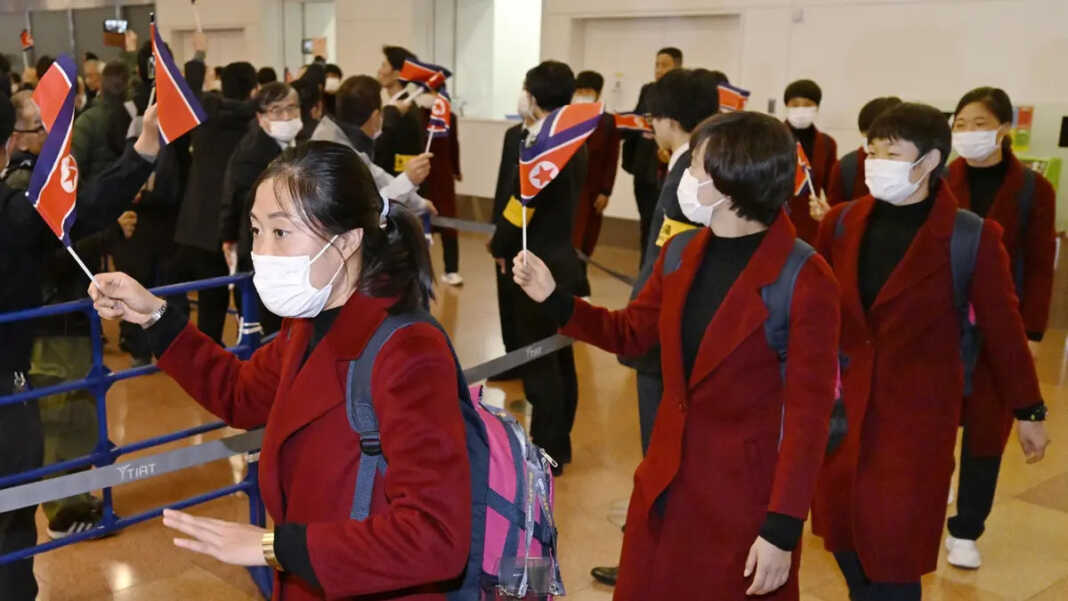 TIBA: Anggota tim sepak bola putri Korea Utara tiba di Bandara Haneda, Tokyo, pada 25 Februari 2024 untuk mengikuti pertandingan kualifikasi terakhir Olimpiade Paris 2024. (Kyodo)