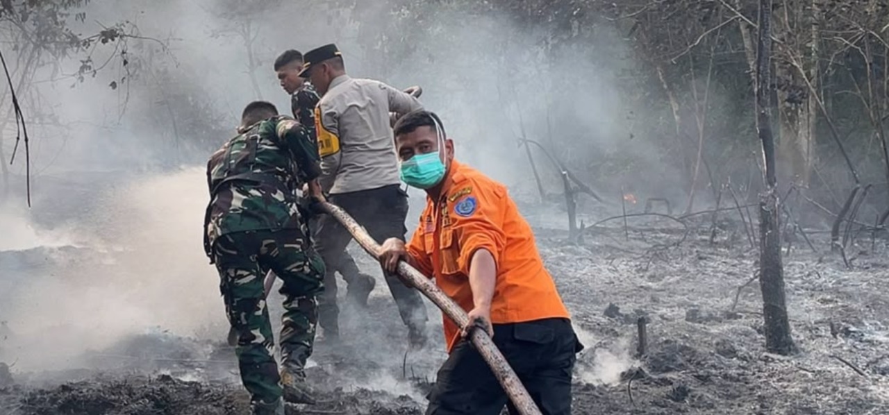 Atasi Kabakaran Lahan Dekat Permukiman, Polres Labuhanbatu Kerahkan Water Canon