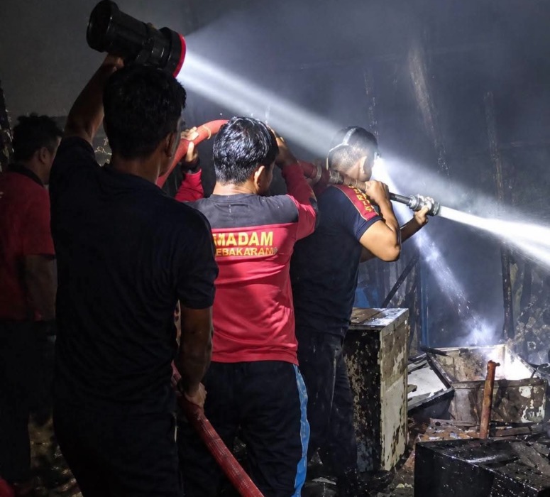 Petugas Damkar saat memadamkan api di lokasi kejadian di Kampung Banjar 2, Kelurahan Kotapinang, Kecamatan Kotapinang, Kabupaten Labusel, terbakar, Selasa (8/9) malam.