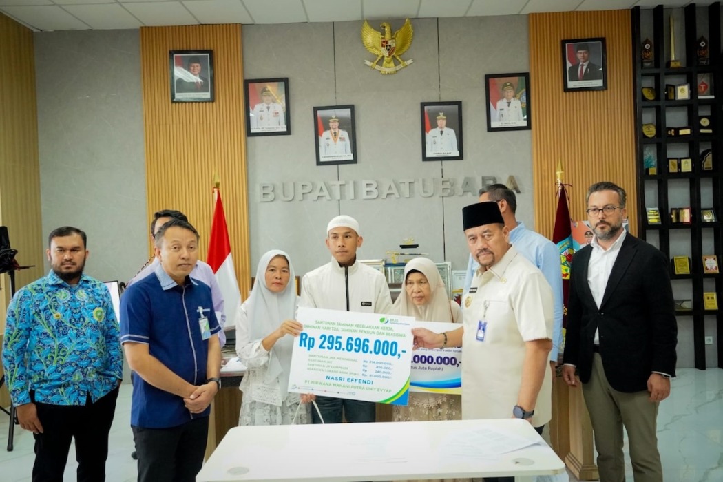 Bupati Batubara Bantu Korban Kebakaran PT EVYAP