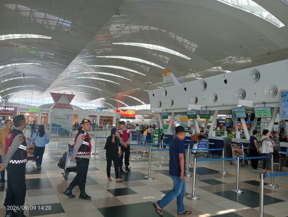 Sejumlah personel Polresta Deliserdang melakukan pemantaun di areal Bandara Kualanamu Internasional pasca pembatalan penerbangan dampak erupsi Gunung Anak Krakatau, Rabu (9/9).